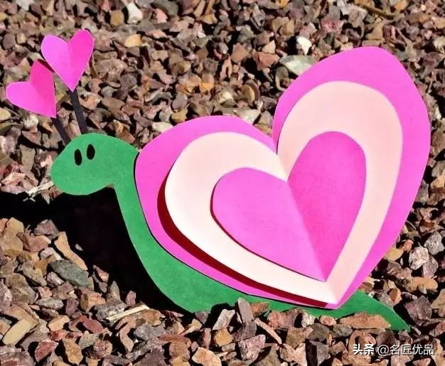 看别人剪新年剪纸很好看,怎么用剪刀来剪新年剪纸