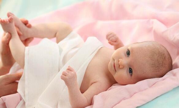 宝宝尿布疹红屁股怎么回事,宝宝屁屁红疹子是怎么引起的