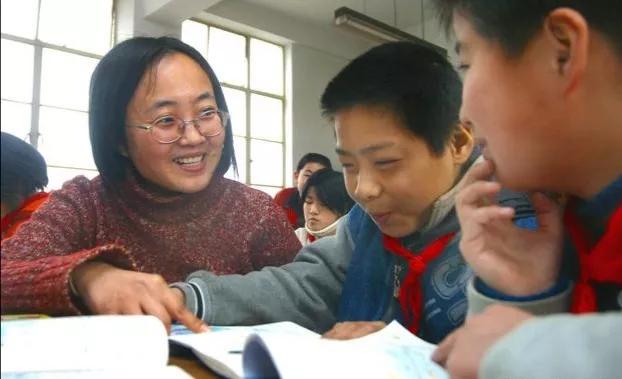 这位民师大姐,曾既教书又扫盲,获省教委表彰,是省三八红旗手