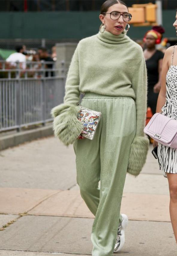 女人过了40岁,别总想装嫩,多穿这3种“减龄色”,高级又温柔