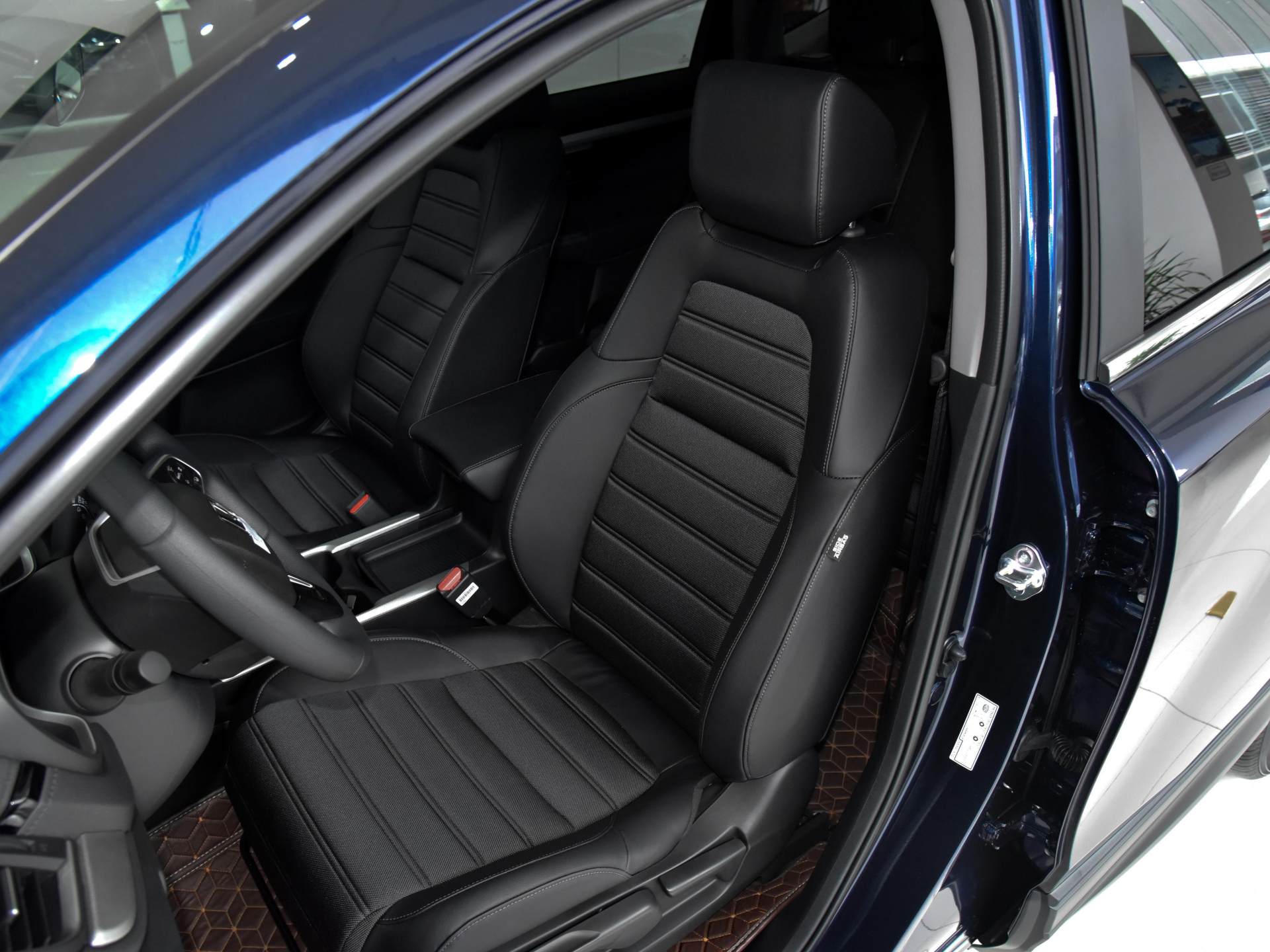 6.4L油耗日系SUV销冠,大空间高配置车又耐用,实拍本田CR-V