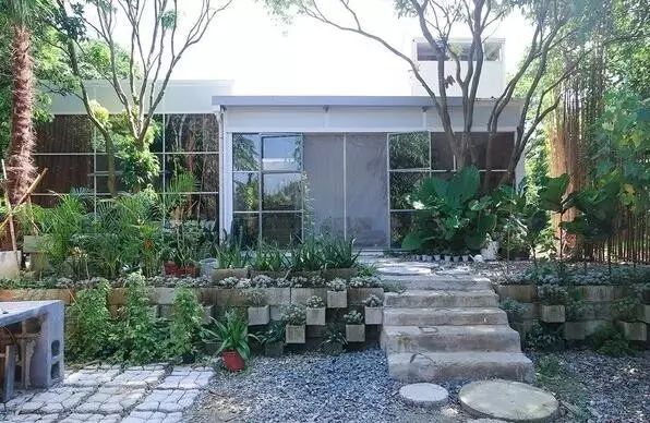 深山老林自建豪华木屋隐居生活,90后小情侣隐居深山建别墅仅花6万