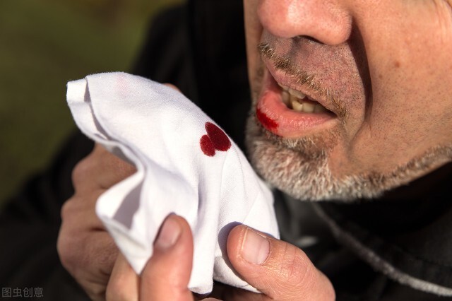 嗓子疼咳出来的痰有血是什么原因,咳出来的痰有血是什么原因