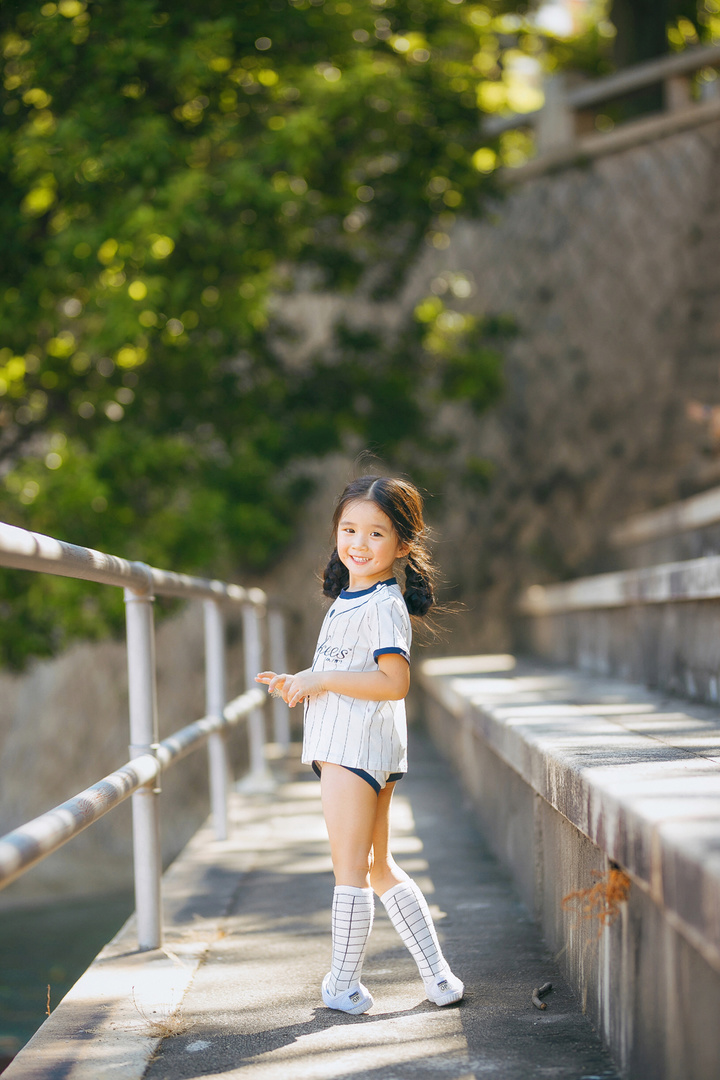 他所拍摄的萌娃温暖人心，满足了你对女儿的全部幻想