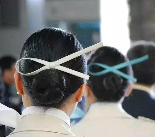 世界航空服赏析,大韩航空白色和蓝色制服