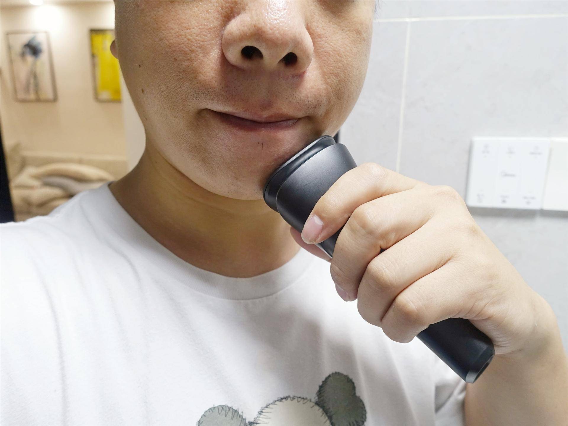 飞利浦电动剃须刀s2306使用方法,飞科剃须刀fs903和飞利浦s2302