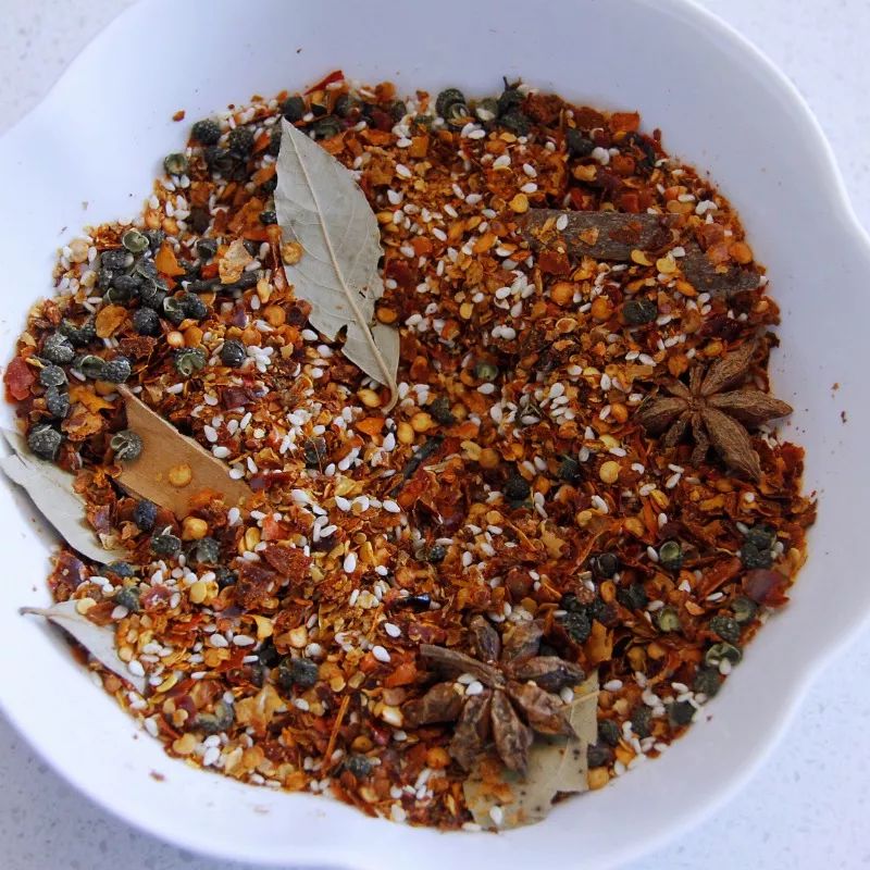 在家自制烧烤邻居家小孩都馋哭了,自己做辣条隔壁小孩都馋哭了