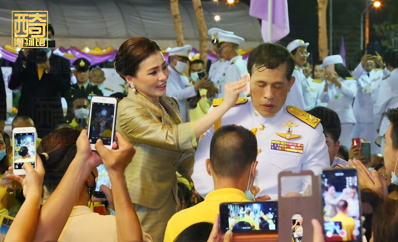 泰王对苏提达讲话视频,泰王被搀扶