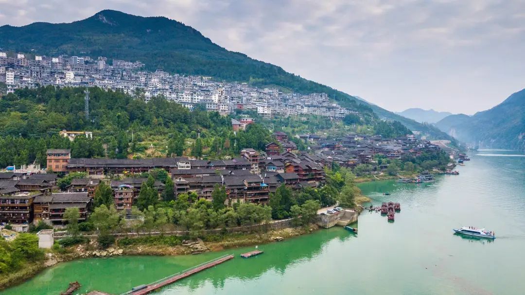 我喜欢去古镇，喜欢它那安详而宁静的气息