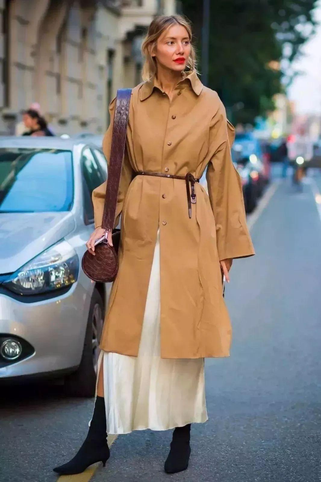 秋季搭风衣穿的鞋子,深蓝色风衣怎么搭配裤子和鞋子