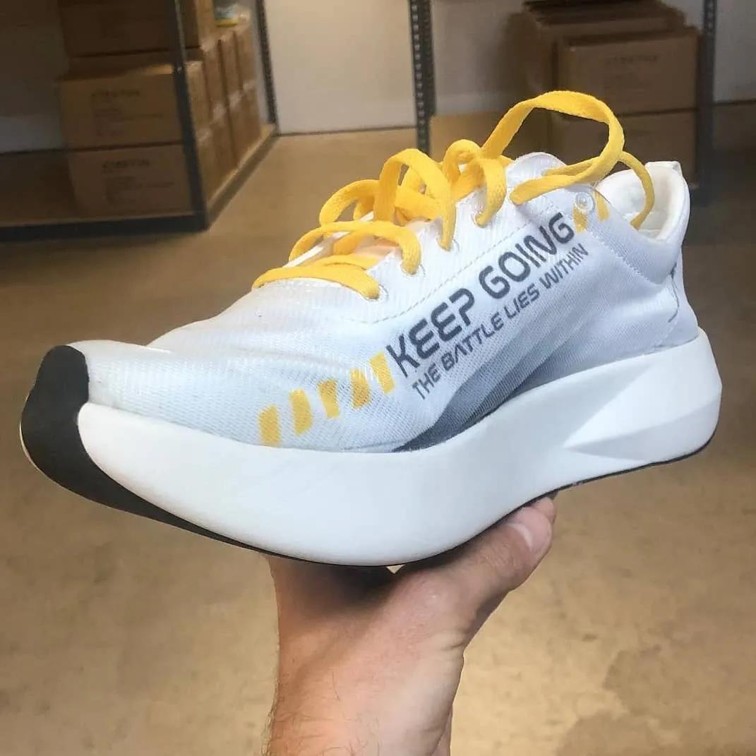 刘嘉玲穿运动鞋,54岁的刘嘉玲穿运动装登山