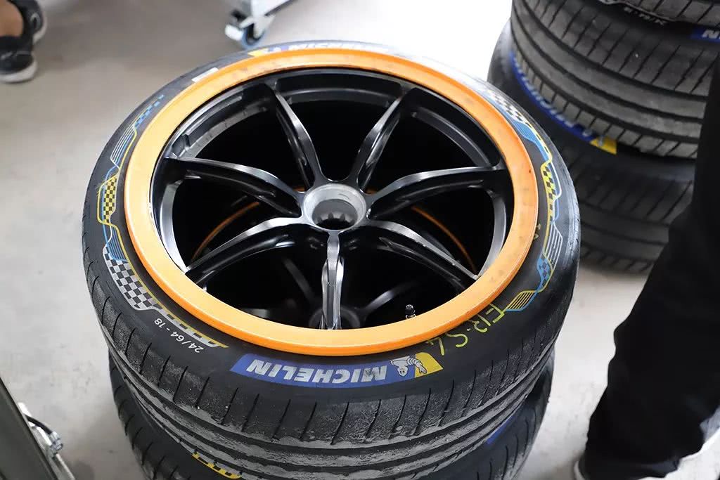 这车空间窄、没空调，只能躺着开，为啥一群男人都想开？