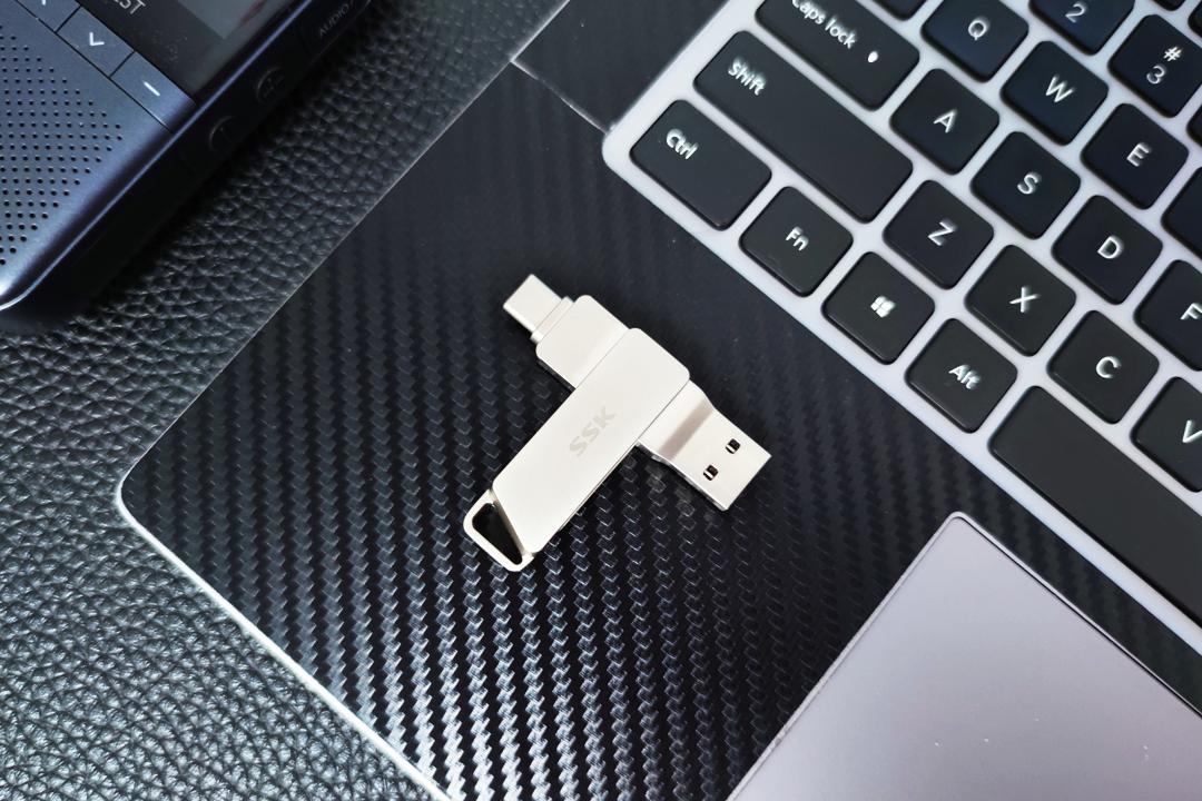 打工人的秘密*器武**,双口设计+手机扩容,SSK飚王U盘新品体验