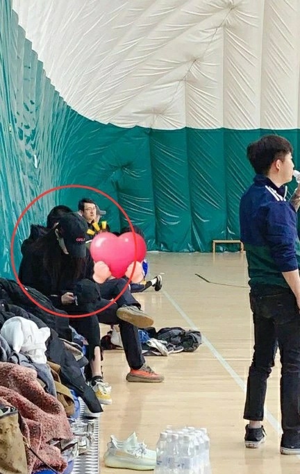 网友偶遇鹿晗邓超撒贝宁打篮球,网友偶遇鹿晗关晓彤打羽毛球