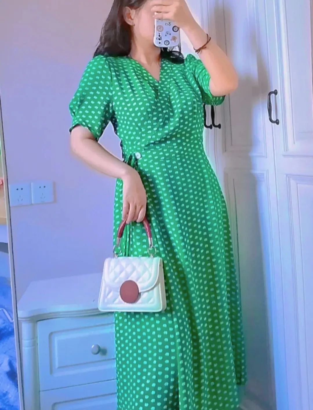 胸大和胸小穿衣对比哪个年轻,同一件衣服胸大和胸小同时穿对比