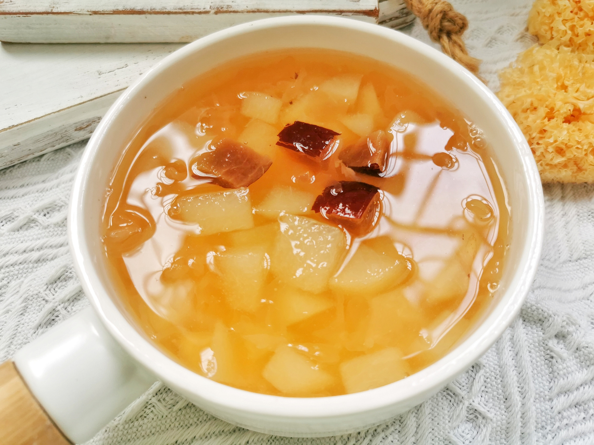 立秋喝银耳莲子粥,秋天喝银耳百合粥