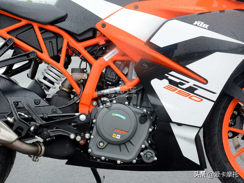 小姐姐骑着粉红色的仿赛摩托车,仿赛摩托车低座推荐