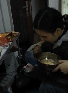 我在学校超市买了一包南京煊赫门收了我19块，我该怎么举报