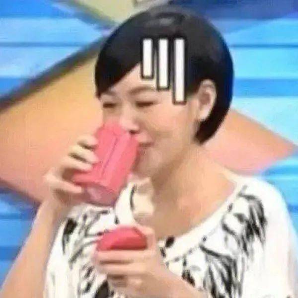 穿恨天高坐地铁的社死现场,两位男士都不忍看这次“崴脚表演”