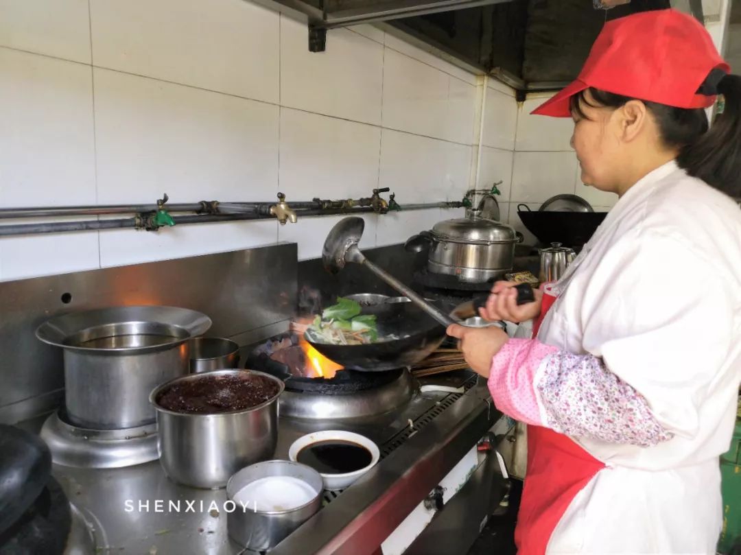 一上午走了1万步，探访5家人气爆棚的小店，不但吃撑还差点被人打