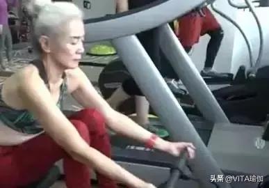 54岁奶奶健身6年逆生长似20岁少女,73岁天津白发奶奶坚持健身13年