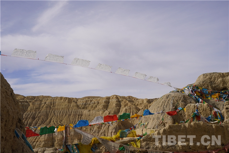 十一世班禅在托林寺为信教群众举行长寿灌顶法会