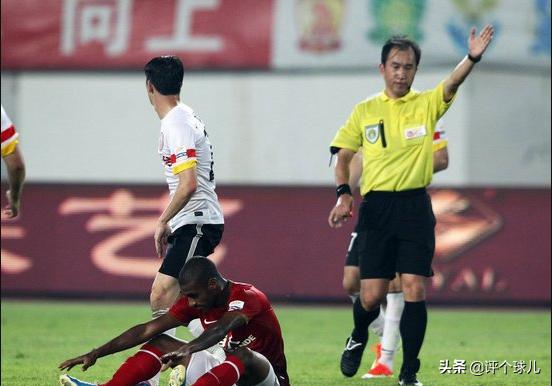 河南建业vs天津权健裁判,中超裁判黄烨军