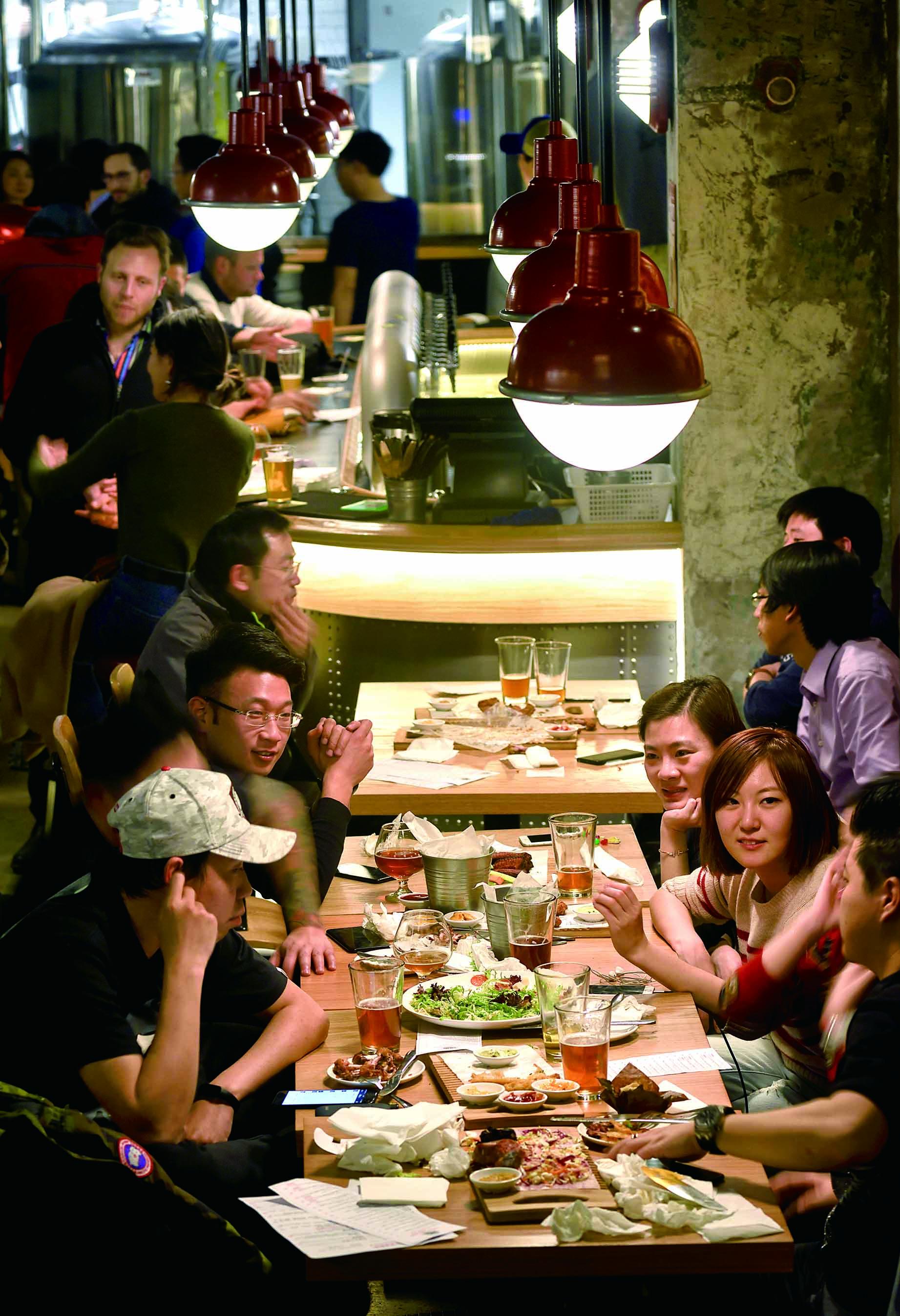 左手盲盒炒鞋,右手理财投保:80、90后消费新一代