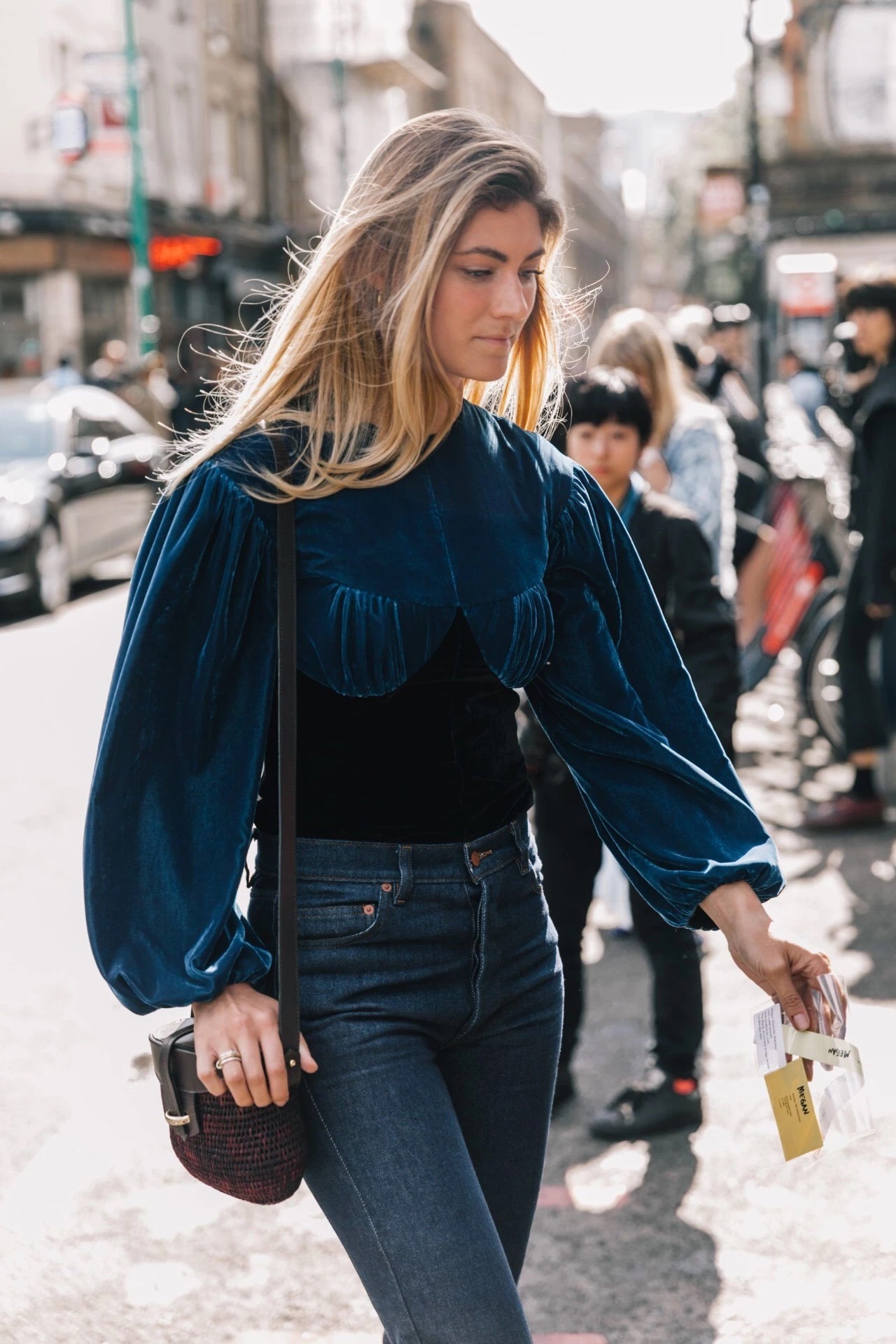 张馨予的露脐装照,张馨予晒近照穿着宽松花式遮肚