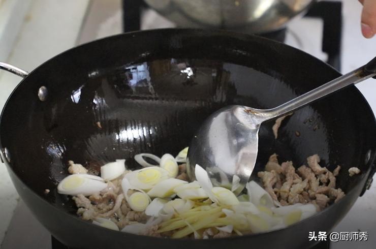 手擀面条用什么水和面更筋道,面条怎样做有劲道不易断