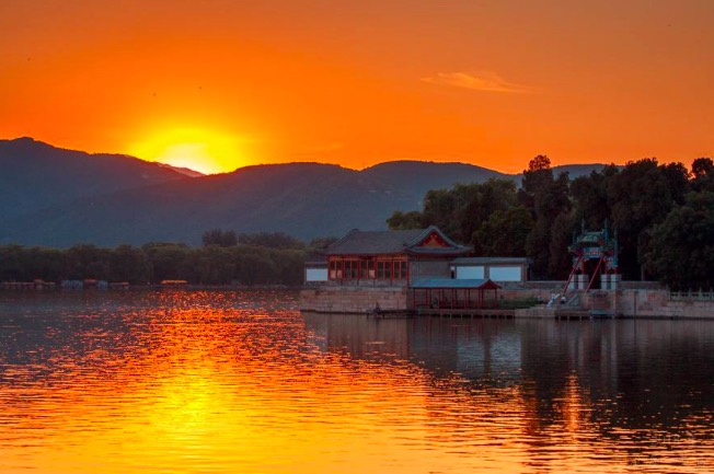 江上的夕阳有多美？白居易这首诗，一开篇就美得令人心醉