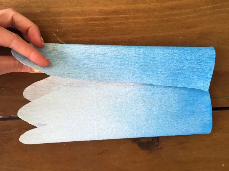 用手工纸做出来的花型装饰,软皱纹纸手工花