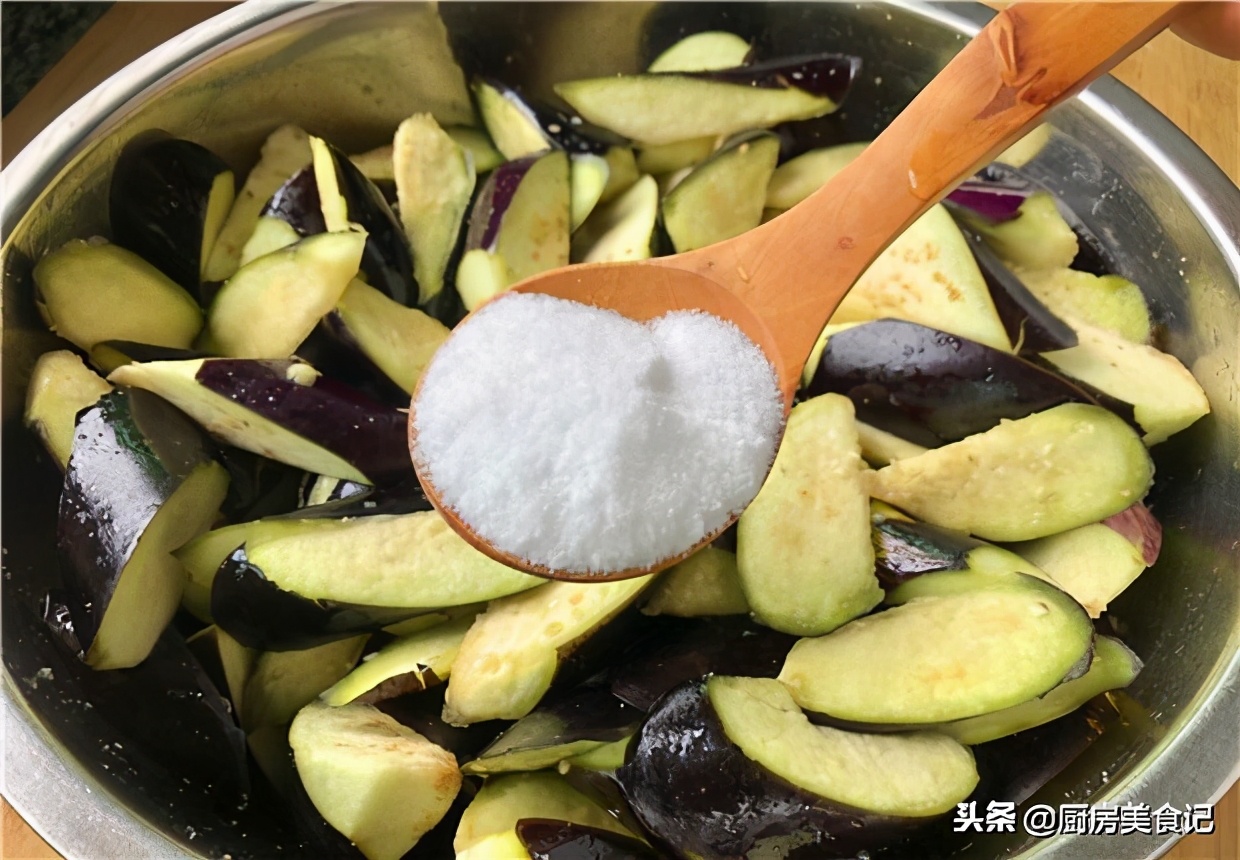 适合老人吃的茄子炒肉怎么做好吃 (一次炒不完的茄子怎么存放)