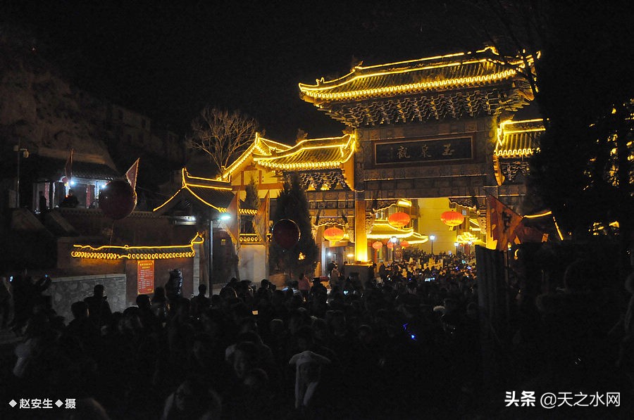 甘肃天水数万民众“上九朝观”祈福纳祥争烧头柱香!(组图)