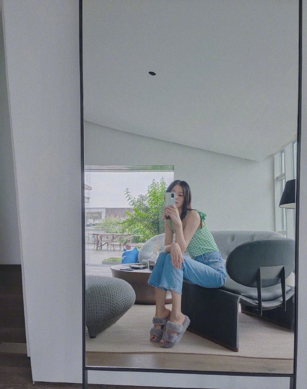 朴秀荣同款红色亮片裙,朴秀荣倪妮是同款裙子吗