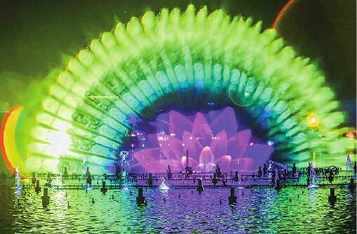 仲夏梦幻凭水秀，声如澎湃，势若滔滔