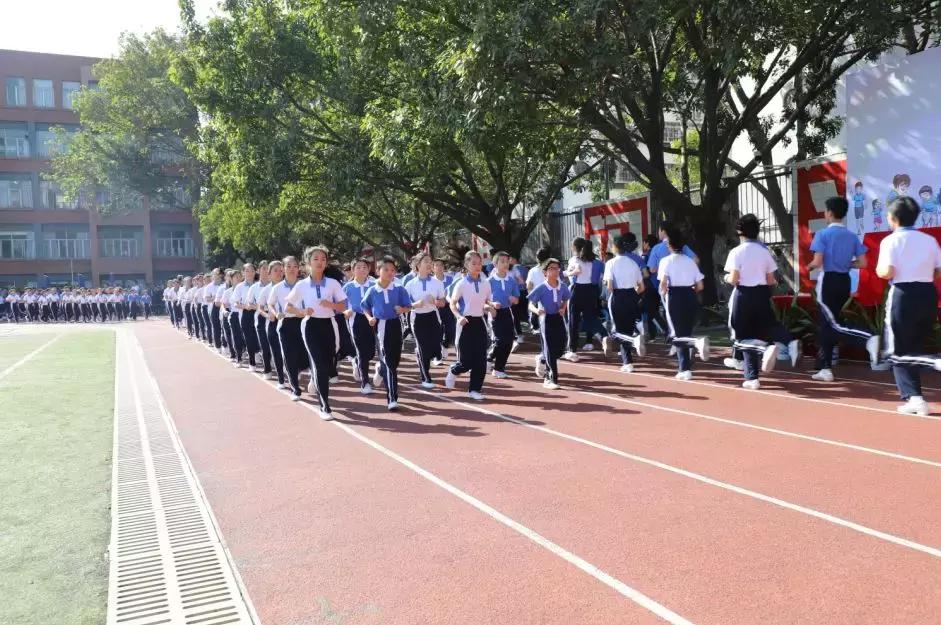 健康第一校园足球,健康第一天天锻炼