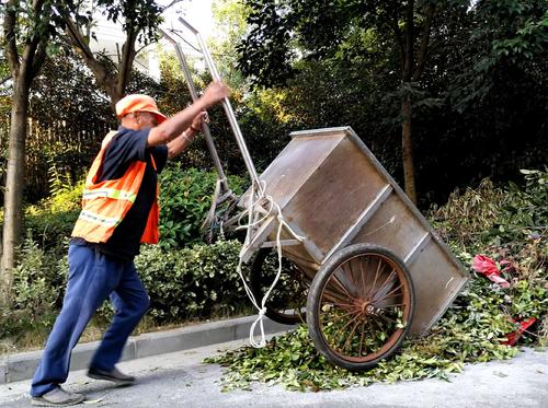 小区保洁员工作累不累,小区里物业保洁员好干吗