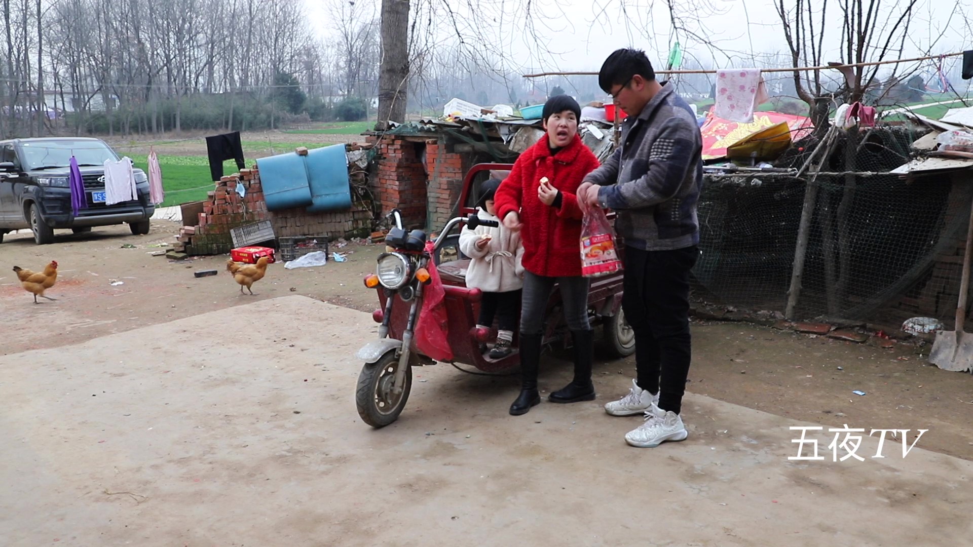 梅子把车钥匙锁车里，强子急的要命不知怎么办，谁有好方法开车锁