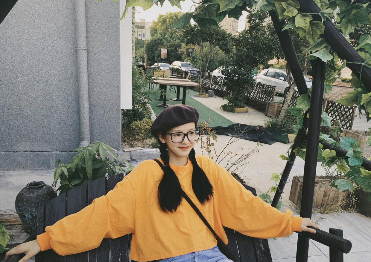 章若楠气质穿搭,章若楠卫衣叠穿衬衫