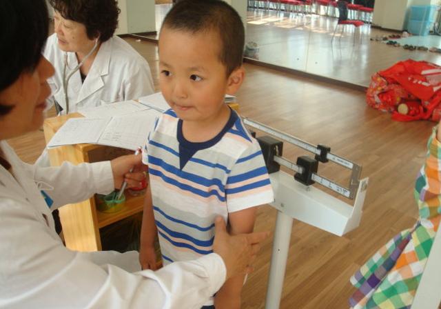 小孩锌缺了是啥症状,孩子锌元素摄入不足的表现