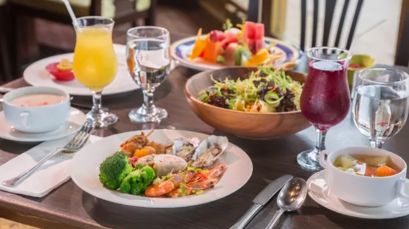 去吃牛排提前上的柠檬水是干嘛的 (吃牛排旁边的柠檬水是让喝的吗)