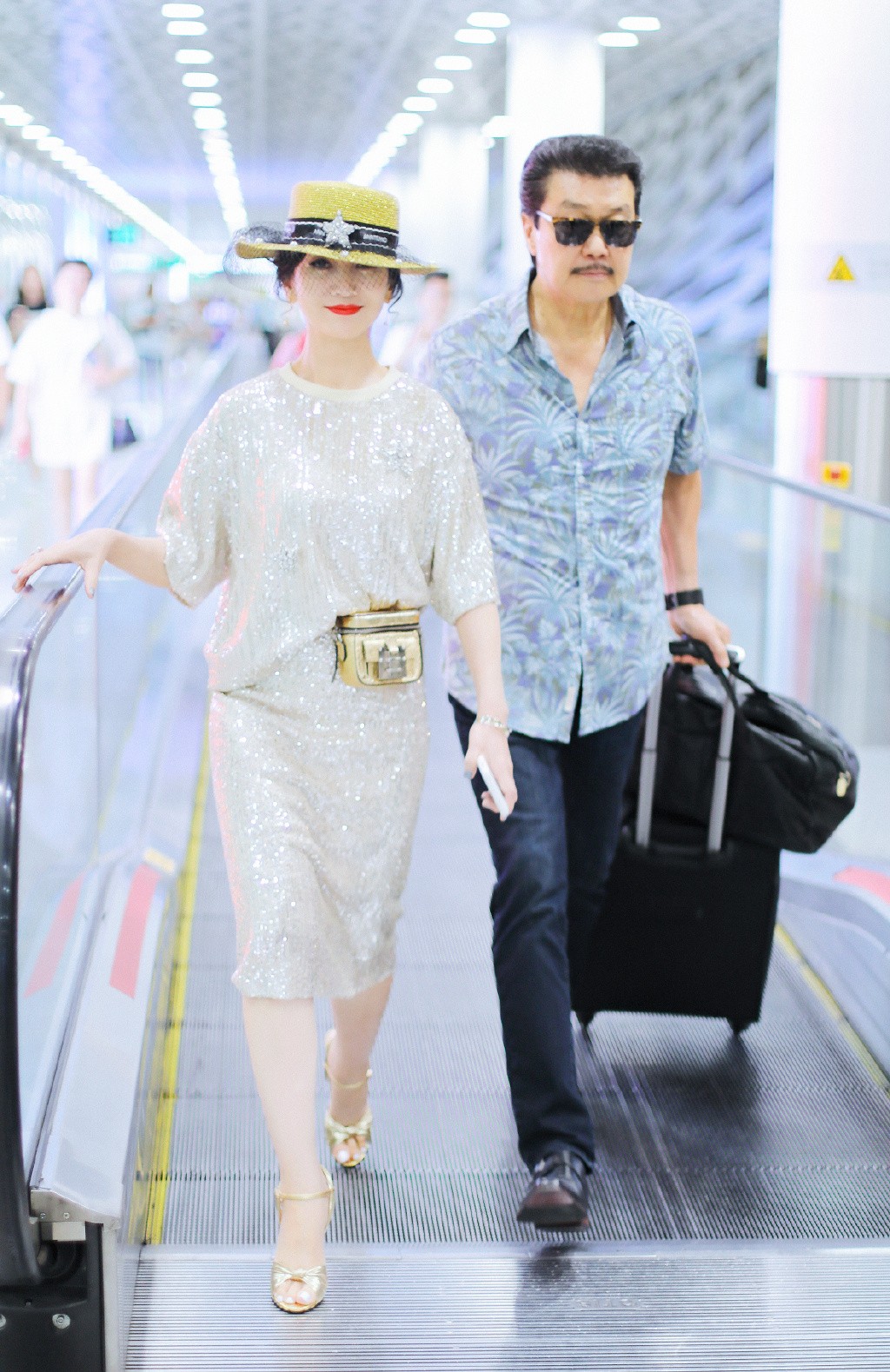 赵雅芝夫妇牵手照,赵雅芝最近时尚穿搭