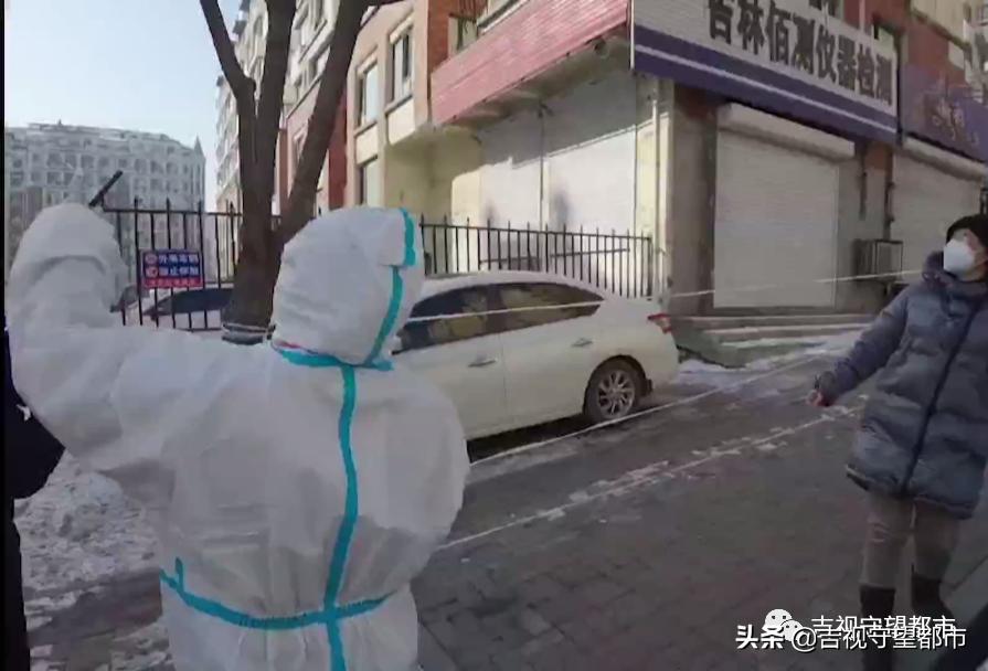 记者探访超市送货到社区,记者采访记录仪