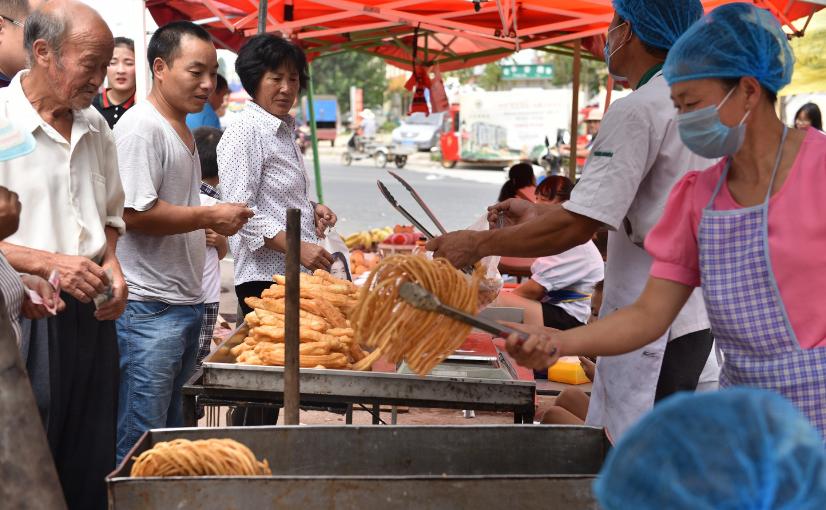 山东小哥摆摊卖小吃视频,大叔摆摊卖22年小吃每天忙到凌晨