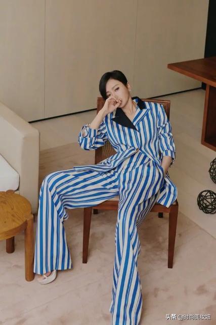 秦岚扑朔迷离的双眼勾人心弦,秦岚穿一身露脐装秀腹肌