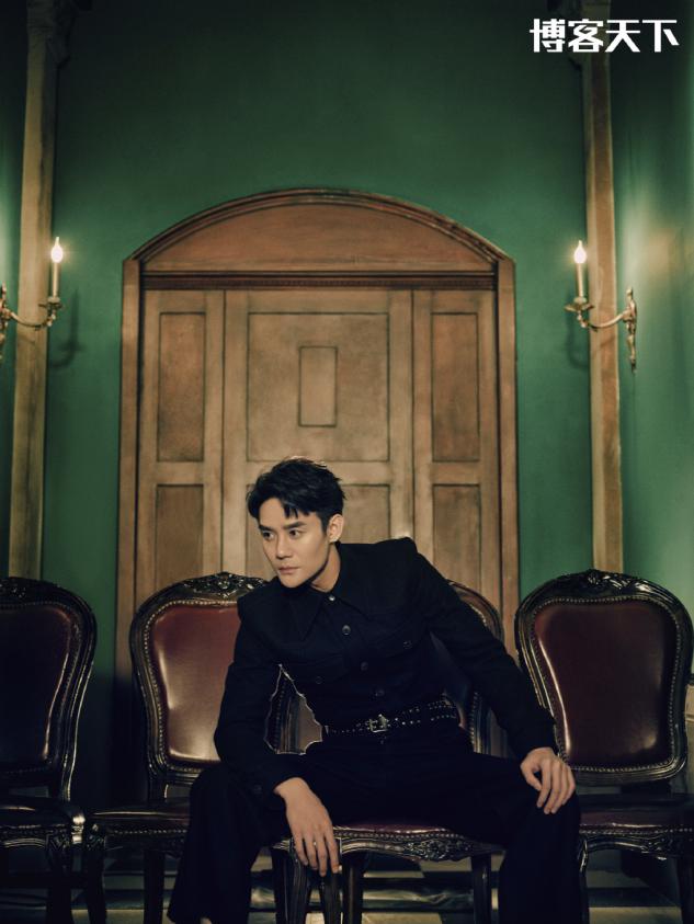 魅力挡不住王凯简约穿搭尽显清爽,王凯简单白色t恤穿出少年感