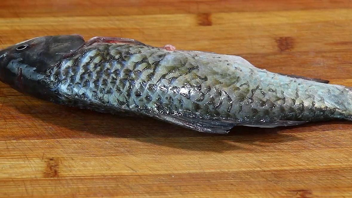 吃了30年的鱼才知道，这样做不粘锅也不破皮，实在太棒了