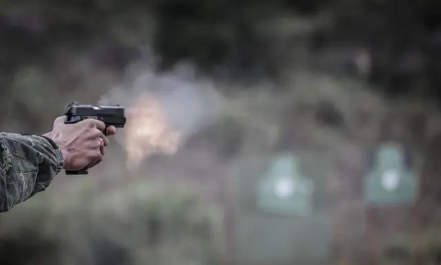 士兵在战场上,特种兵被子弹击中能活下来吗