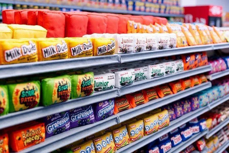 艺术家用一块布打造便利店、情趣用品店...生意却异常火爆